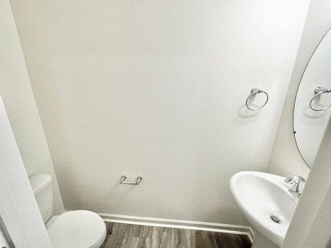 Building Photo - 3 br 2.5 ba townhome with one car garage n...