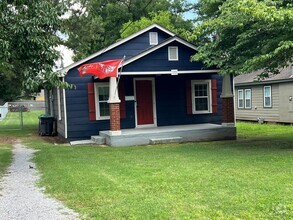 Building Photo - 3 Bedroom 2 Bathroom with a large fenced yard