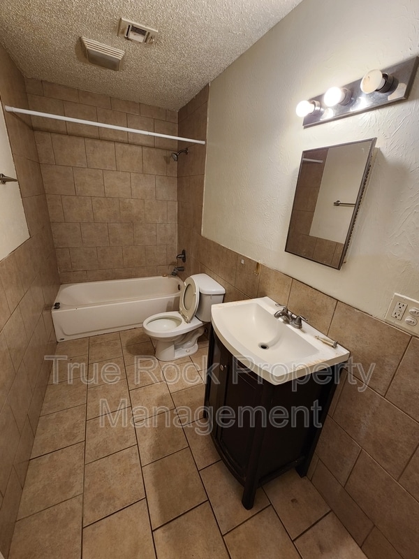 Building Photo - 805 Williams St