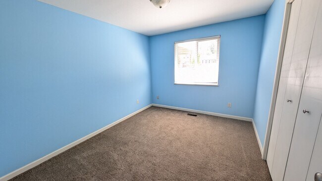 Building Photo - Single level 3 bedroom 2 bath home in the ...
