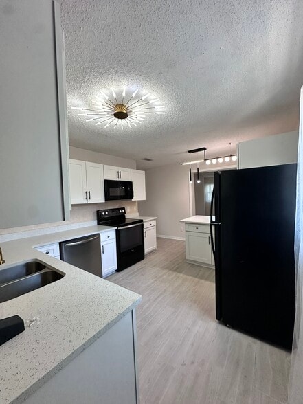 Building Photo - 6650 Pinnochio Dr