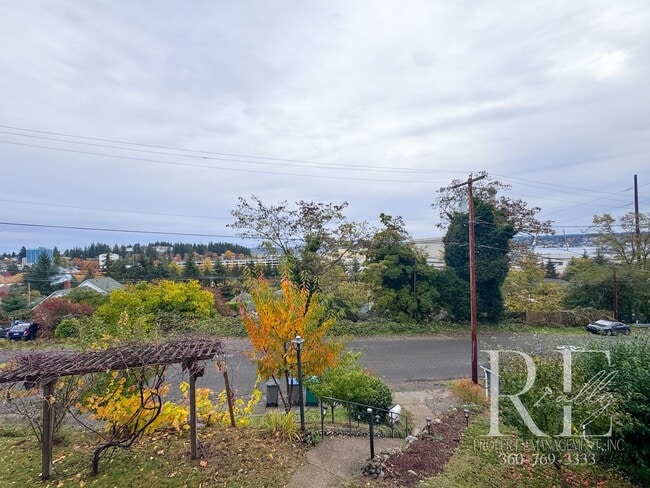 Building Photo - Charming Upper Unit with Modern Kitchen, Wraparound Layout & Walkable to PSNS