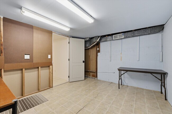 Building Photo - 4076 NE 87th St