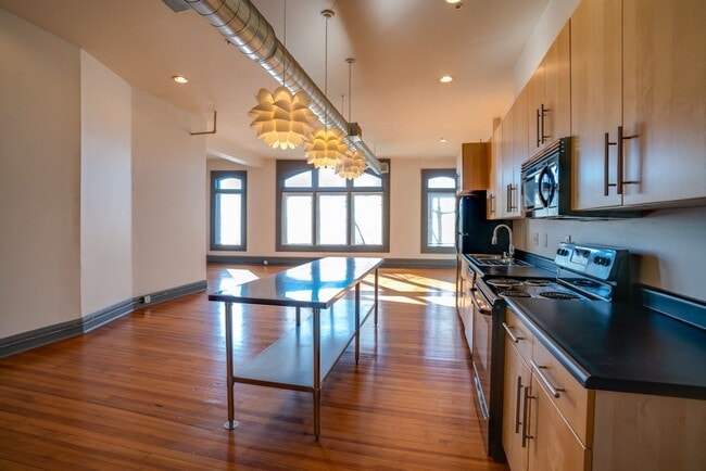 Building Photo - Spacious Newport Loft