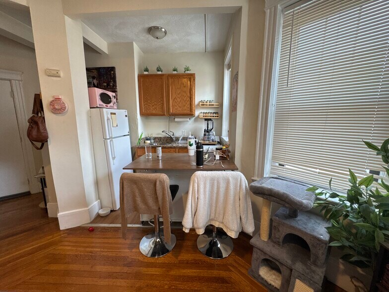 Building Photo - 242 Hemenway St