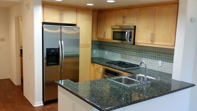 Building Photo - 931 E Walnut St