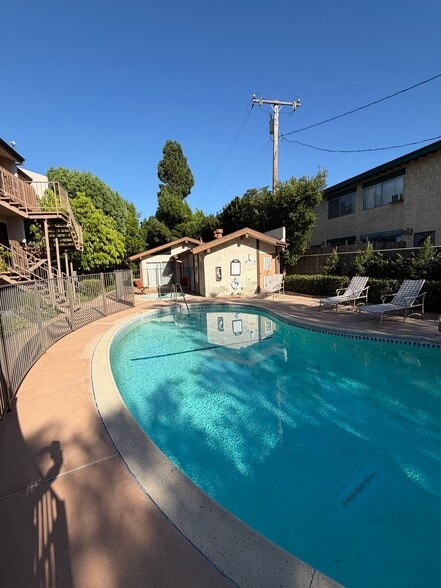 Pool - 25925 Oak St