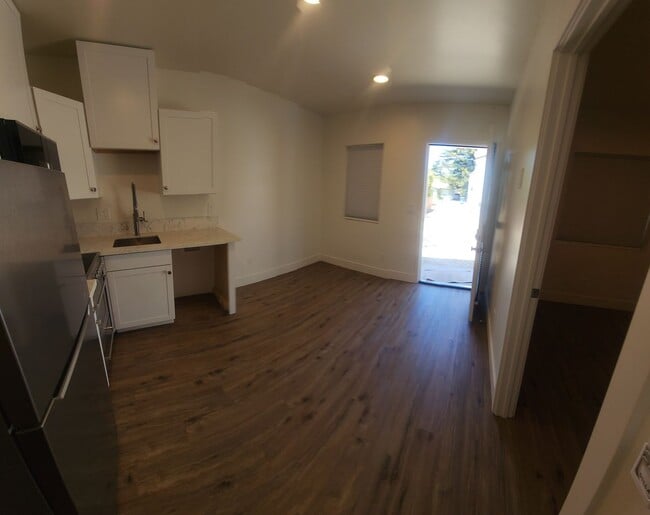 Building Photo - 7 Bedroom 3 bath home close to POLY!!!!