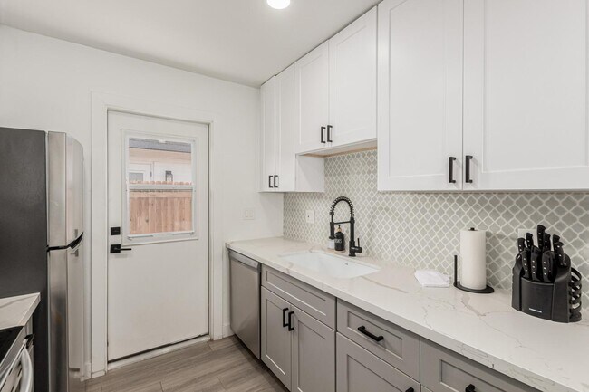 Building Photo - 6616 E Avalon Dr