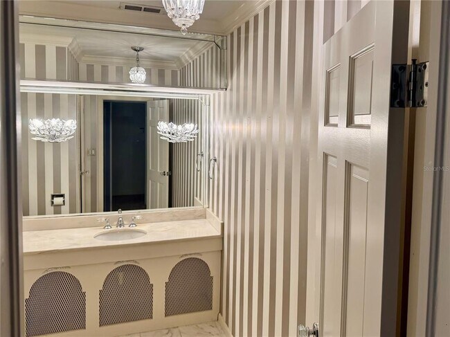 Building Photo - 912 S Himes Ave