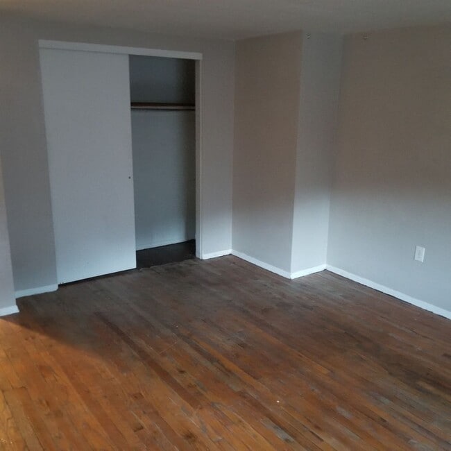 Building Photo - Conveniently Located 2 Bedroom Apartment in Millvale!