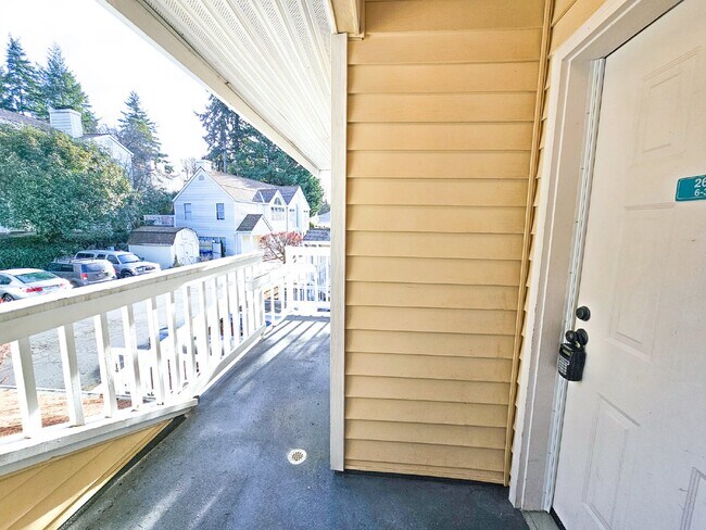 Building Photo - Coming Soon! Cozy top floor 2 Bed, 2 Bath ...