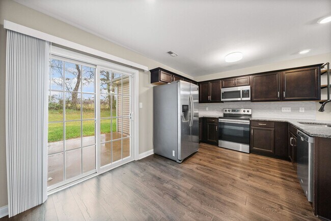 Building Photo - 2 Bedroom Condo For Rent With Community Swimming Pool!