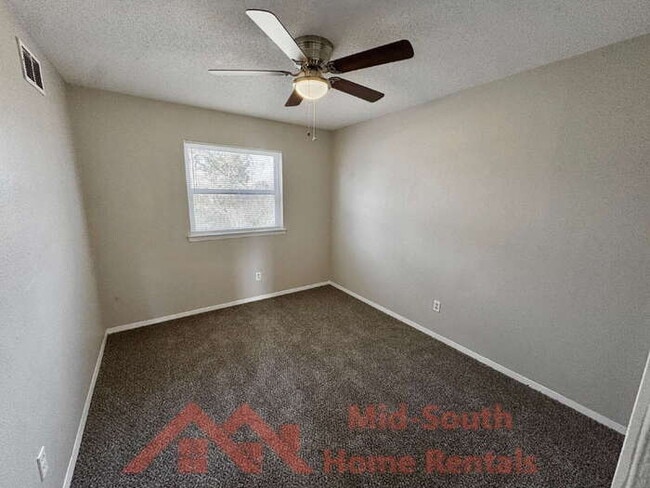 Building Photo - 1742 E Holmes Rd