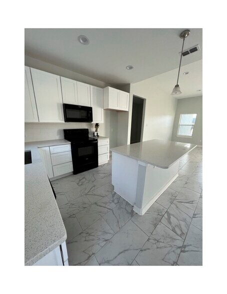 Building Photo - 938 Redwood Ave