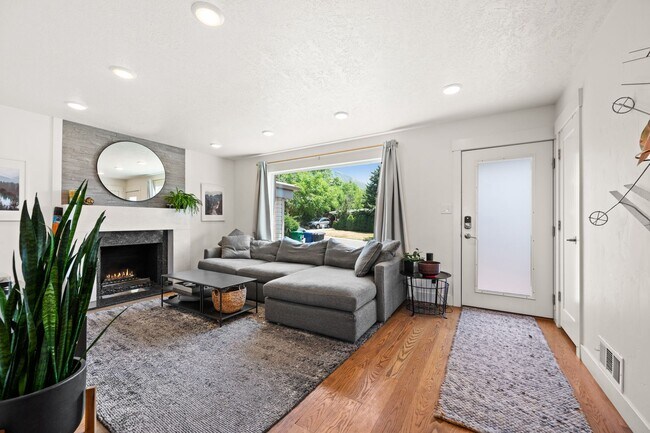 Building Photo - Beautifully Updated Holladay Home!