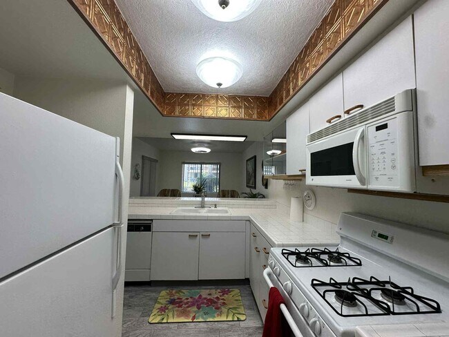 Building Photo - 35200 Cathedral Canyon Dr