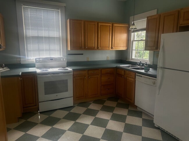 Building Photo - Charming Cottage!