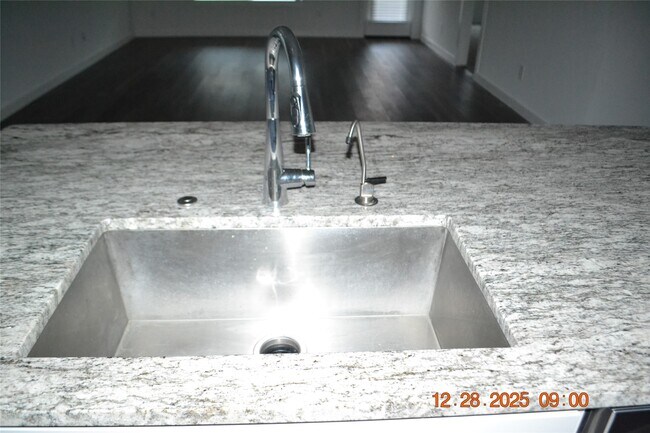 Building Photo - 1613 Sunbend Ln