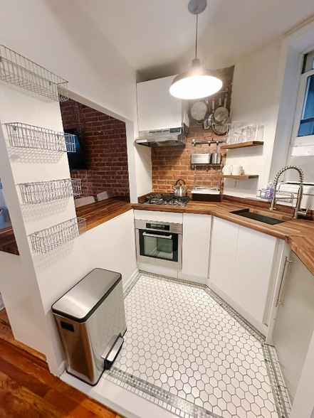 Building Photo - 331 E 92nd St