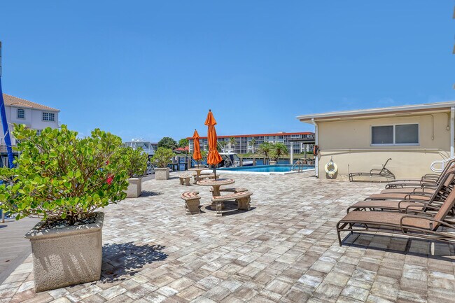 Building Photo - 1160 Hillsboro Mile