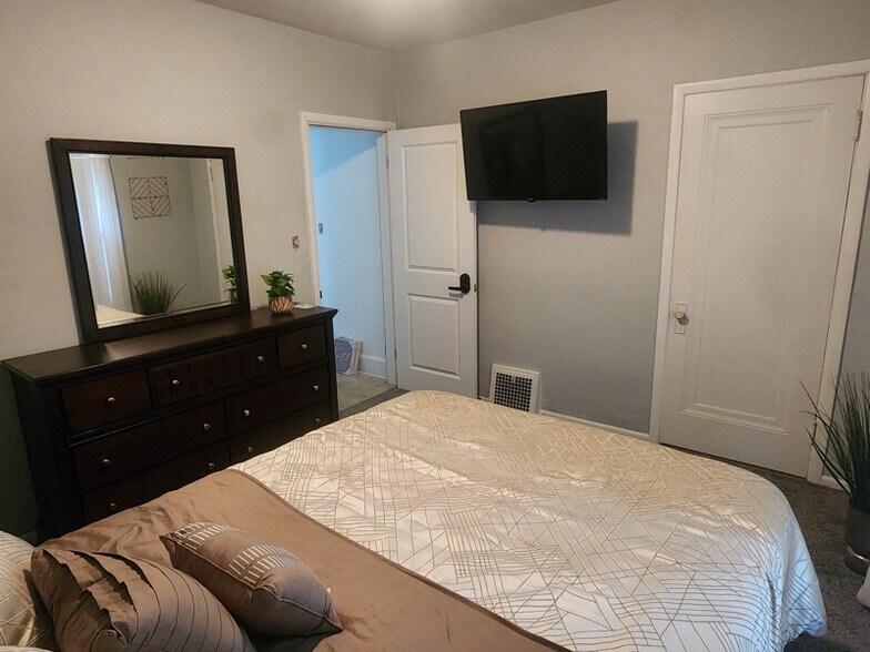 Building Photo - 369 E Tuscarawas Ave