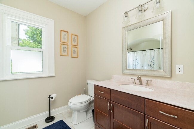 Building Photo - Knoxville 37917 - 3 bedroom 2 bath - call ...