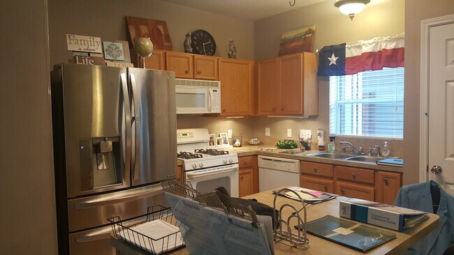 Kitchen:10X10, Natural wood kitchen cabinetry with decorative knobs. Under cabinet night light. New French 4 doors Stainless steel Refrigerator. Window drapes/blinds. Dish washer, Ceiling fans, spacious kitchen with lots of cabinets - 23619 Twisting Falls Drive