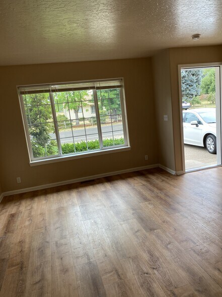 Building Photo - 688 E Beacon Dr