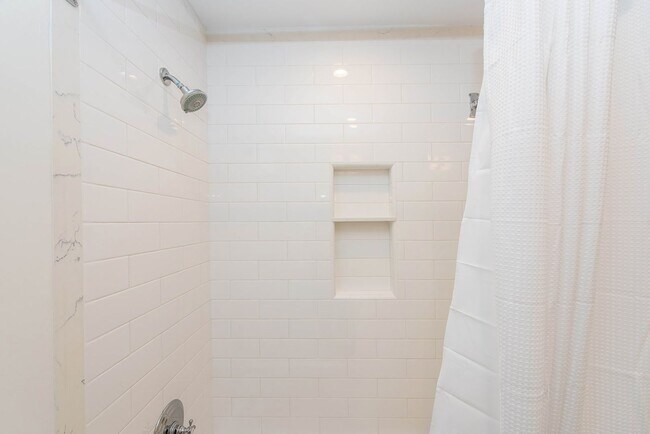 Building Photo - 306 N Shaffer St