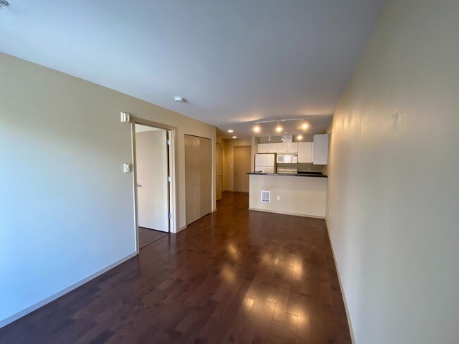 Building Photo - 1 Bed 1 Bath Condo in Seattle - Includes P...