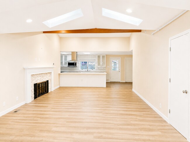 Building Photo - Beautifully Remodeled Home in Prime Kirkland Location | Designer Finishes | Spacious Layout | Top...