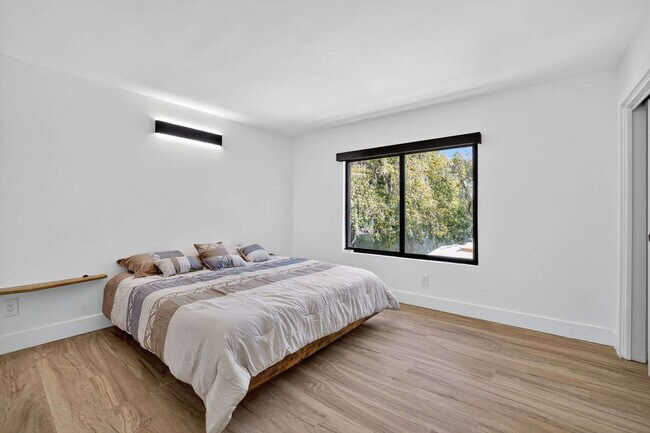 Building Photo - 511 S Riverhills Dr