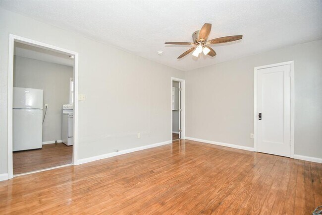 Building Photo - 2722 Wroxton Rd