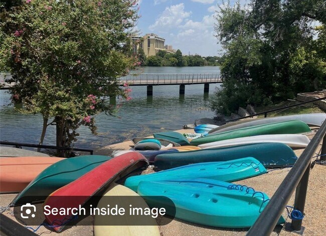 Building Photo - Freshly Updated Condo