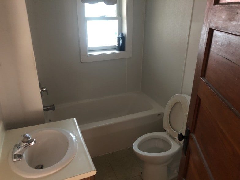 Building Photo - 58 King St