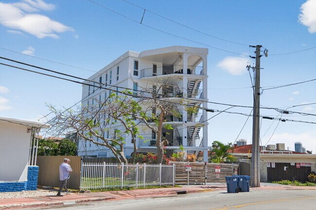 Building Photo - 8125 Crespi Blvd