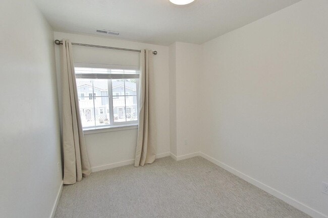 Building Photo - Immaculate Townhouse w/2-Car Garage