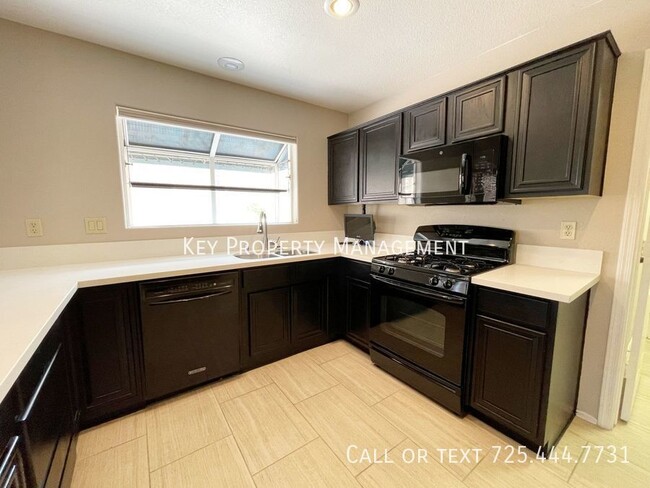 Building Photo - REMODELED 2 BEDROOM 2 BATH TOWNHOME ON THE...