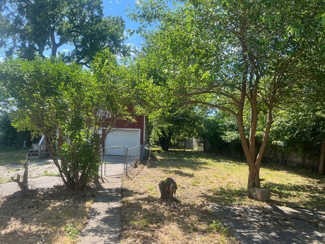 Building Photo - 4 Bedroom House with Fenced in Yard!