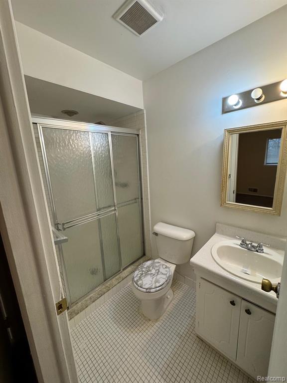 Building Photo - 587 E Fox Hills Dr