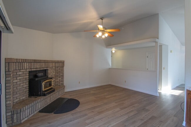 Building Photo - Beautiful Home in Country Heights!