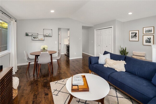 Building Photo - Updated 3 bed, 2 bath home in Greenwood