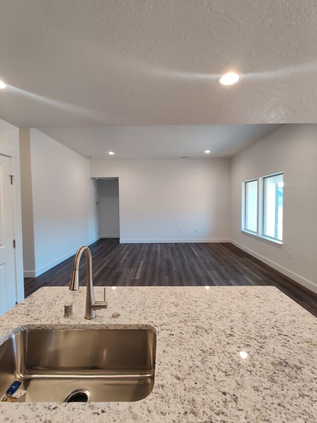Building Photo - Newer Home for Rent in Benton City