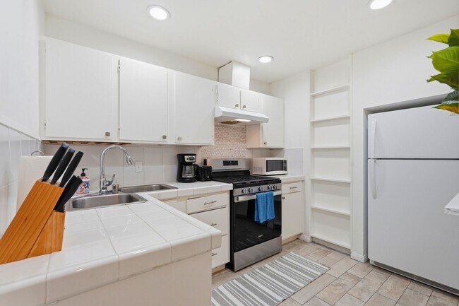 Building Photo - 525 Venice Way
