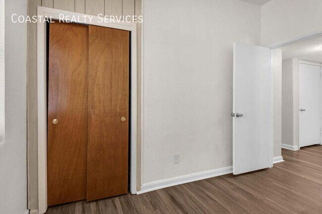 Building Photo - 213 Hawthorne Cir