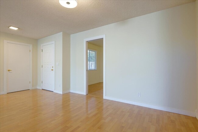 Building Photo - Great Home in Secure Complex