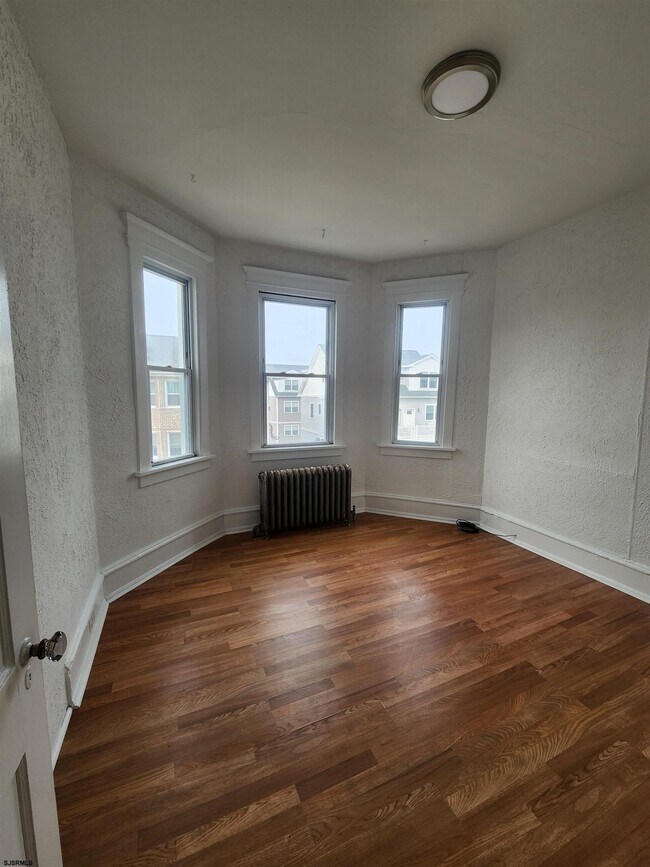 Building Photo - 5005 Ventnor Ave