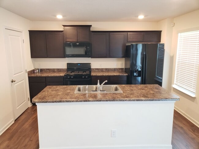 Building Photo - 3 Bedroom / 2.5 Bath Home Kingsport TN - Over 2100 Sq Foot!