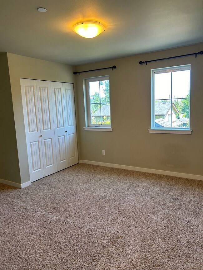 Building Photo - Newer Duvall 5 Bedroom 3 Bath Luxury Home